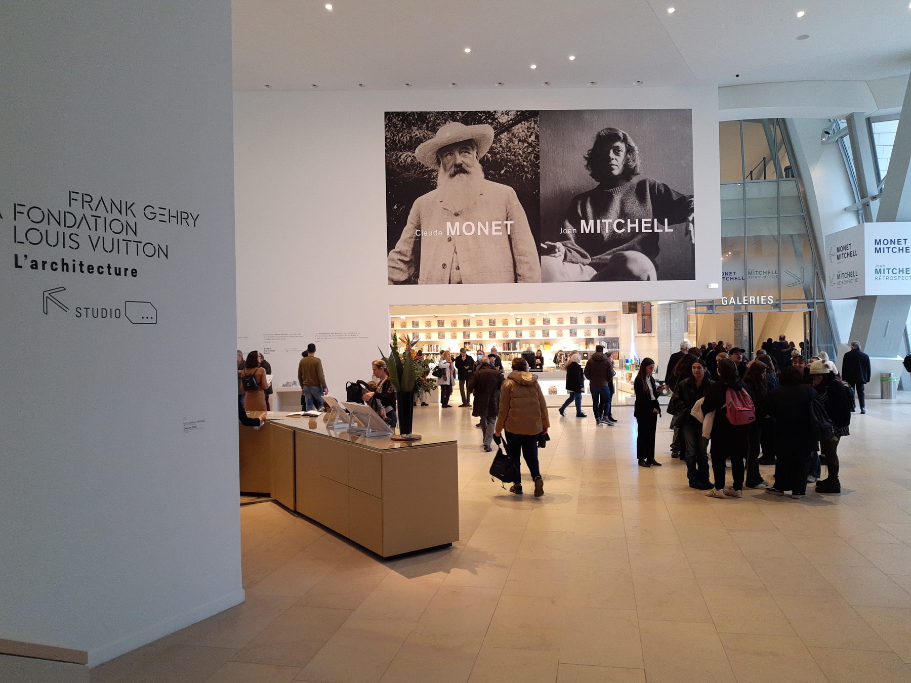 Foyer de la Fondation Louis Vuitton, architecture de Frank Gehry, espace d'accueil des expositions