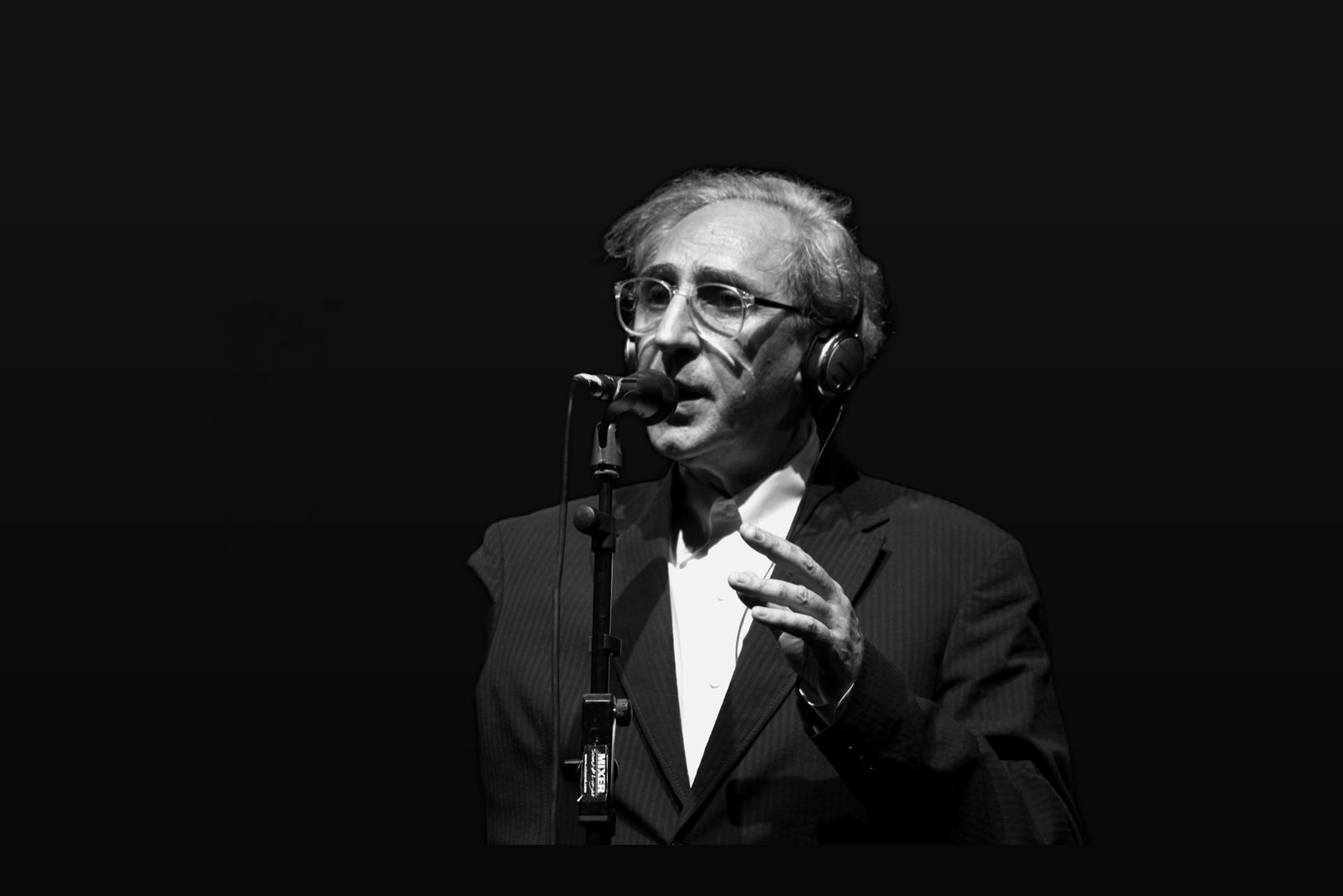 Franco Battiato dans son atelier, entouré de toiles et d'instruments