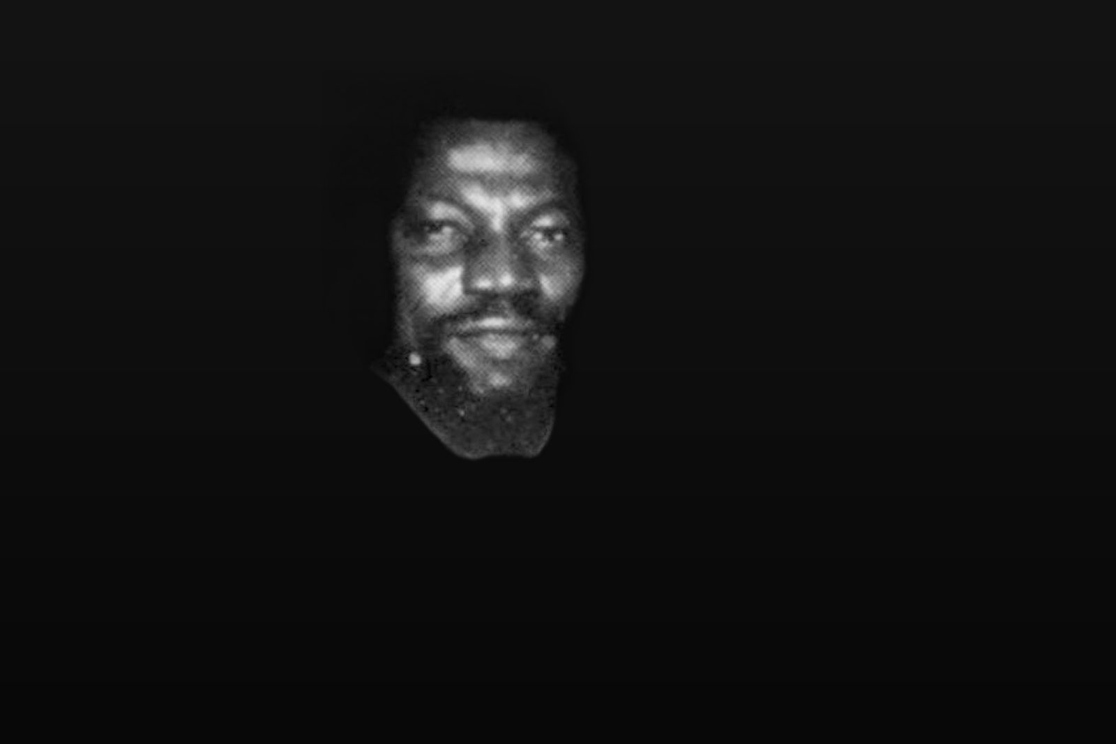 Portrait de Ben Enwonwu dans son atelier, années 1960