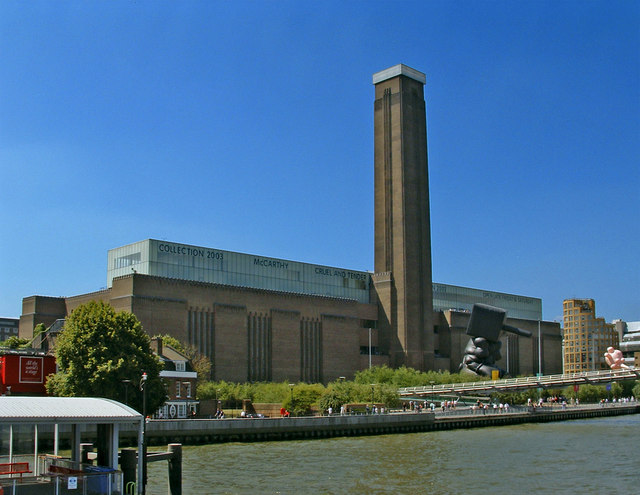 Vue intérieure des galeries de la Tate Modern présentant l'exposition Tracey Emin
