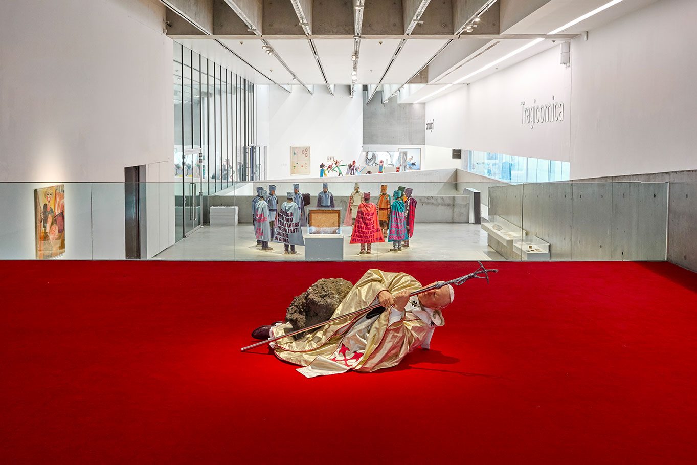 Vue de l'exposition Tragicomica au MAXXI Rome, 2026, salle d'oeuvres contemporaines