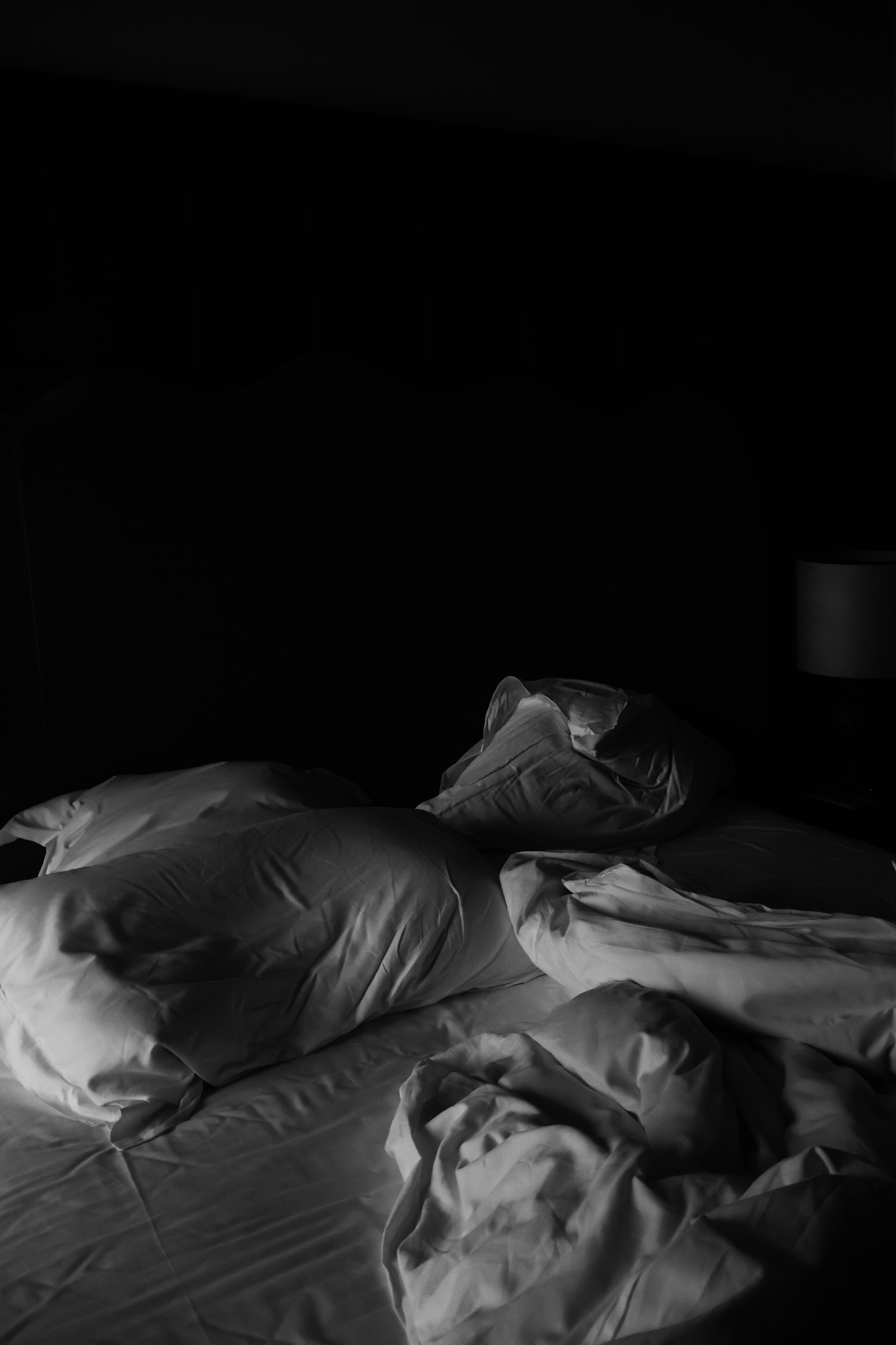 Lit défait, clair-obscur